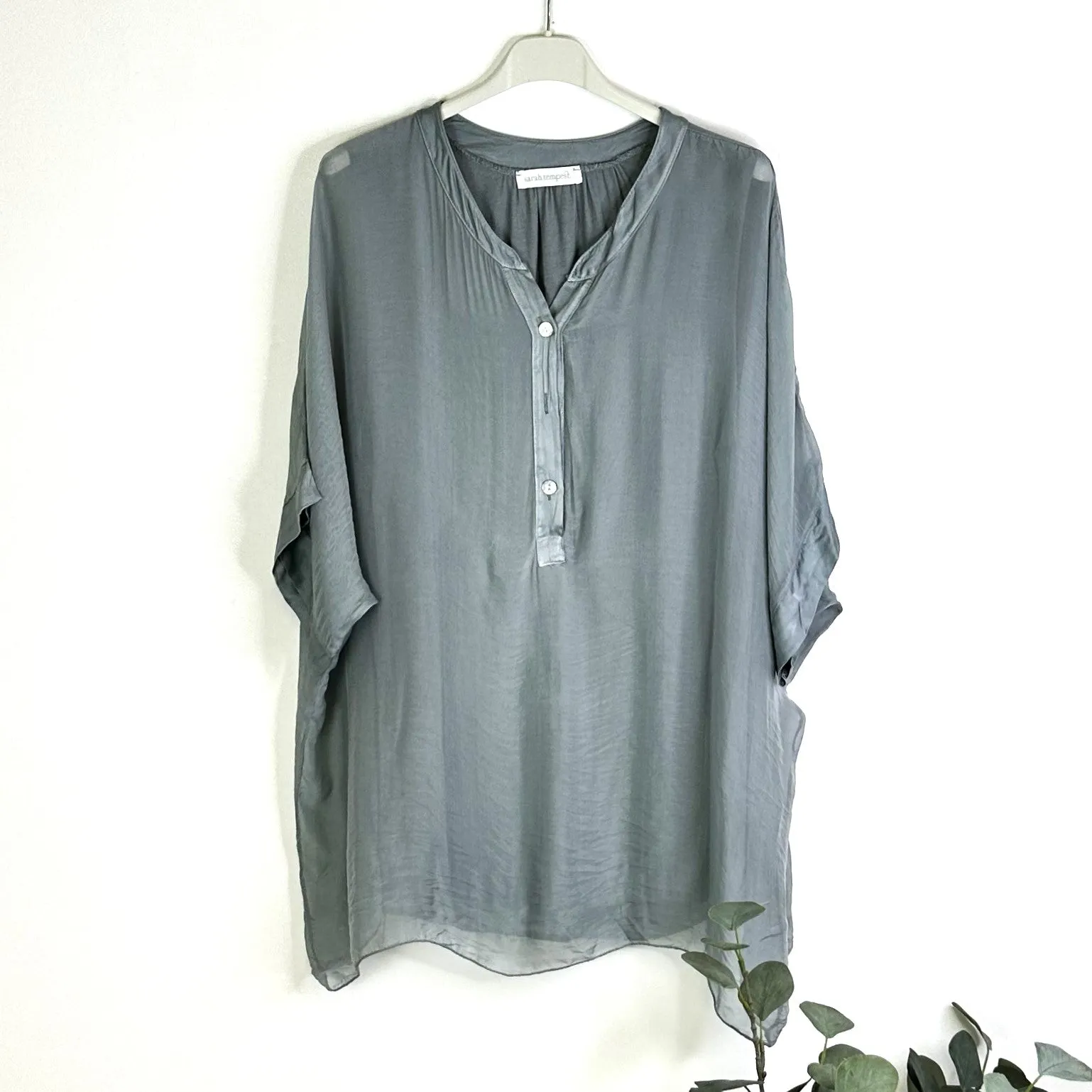 Classic silk top with mother of pearl buttons (M)