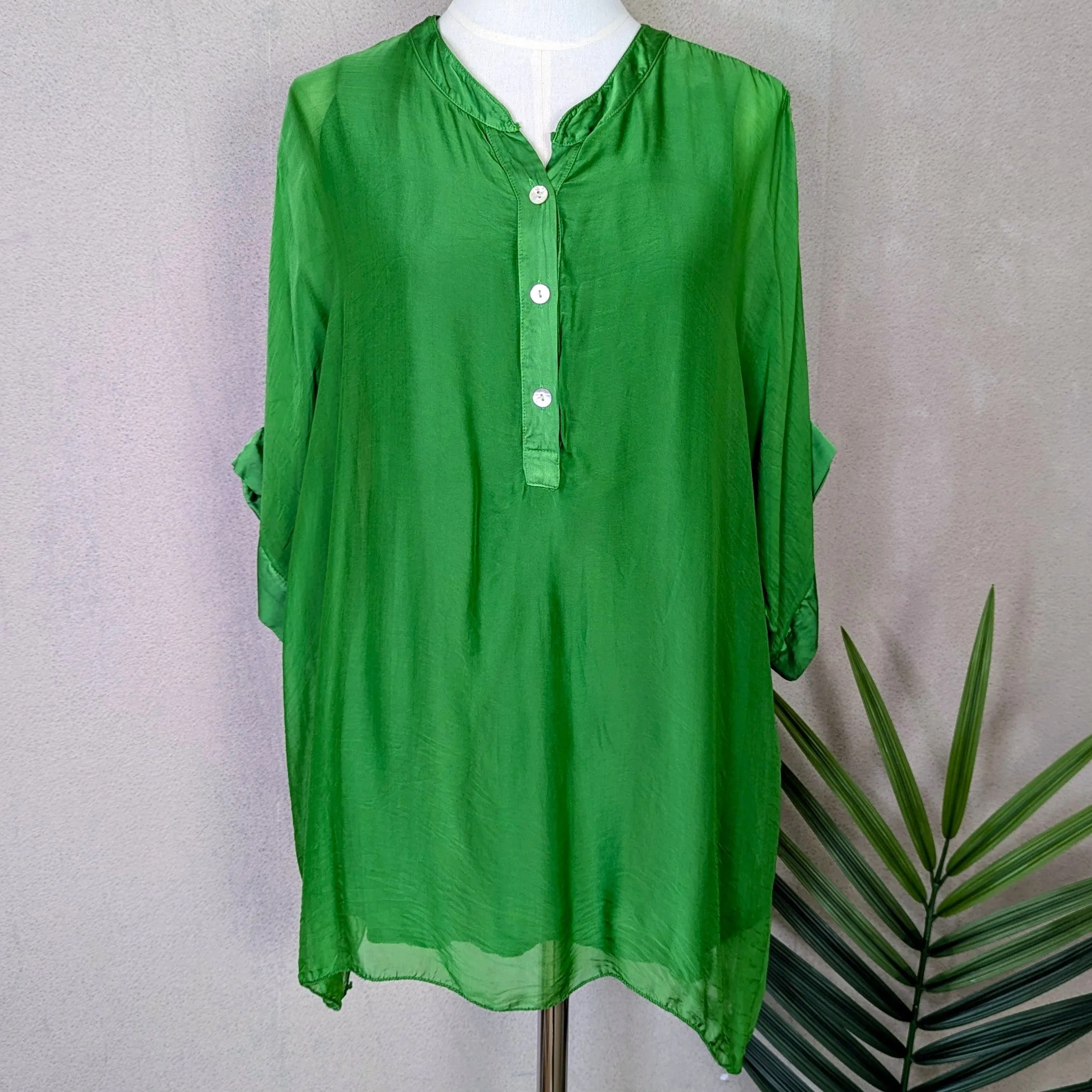 Classic silk top with mother of pearl buttons (M)