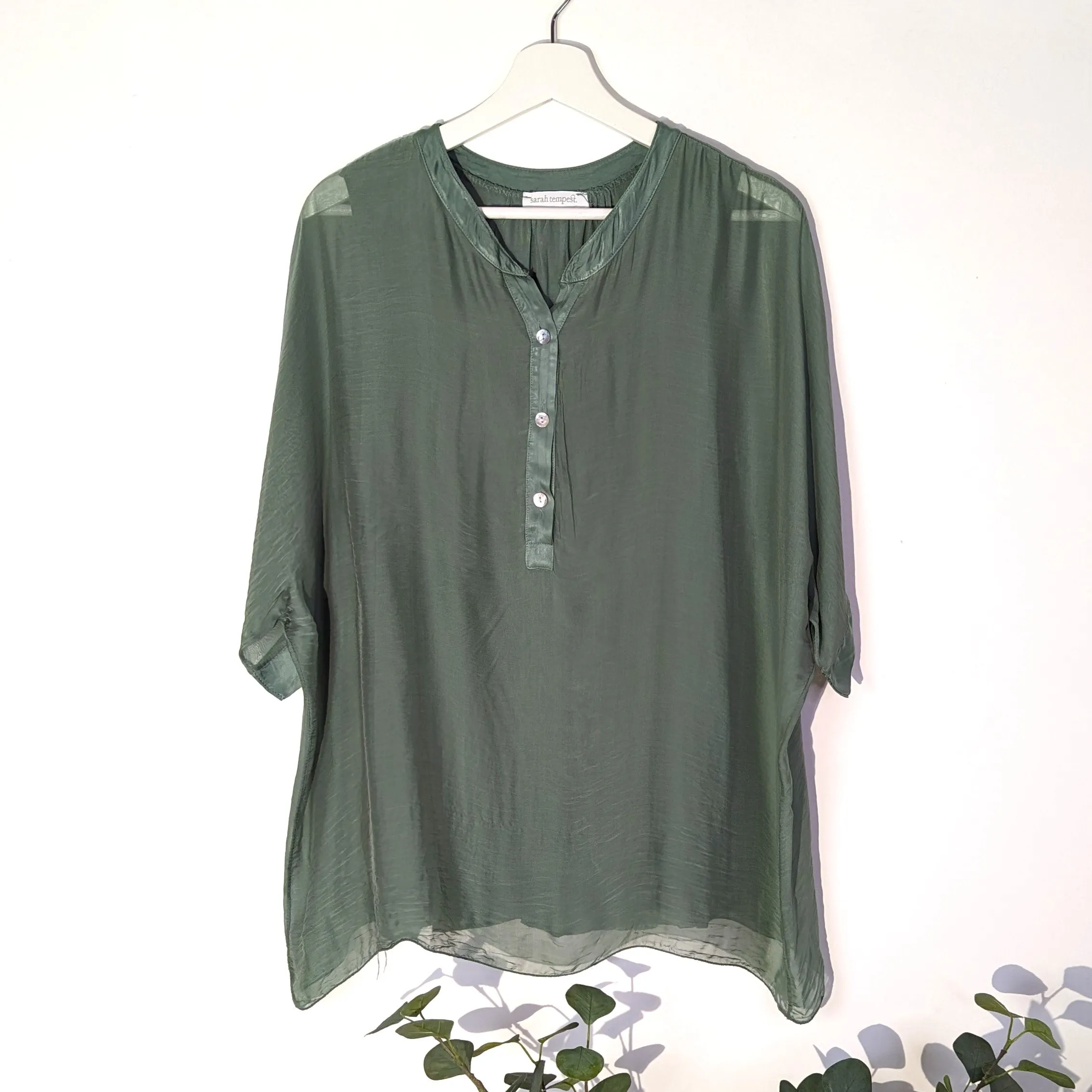 Classic silk top with mother of pearl buttons (M)
