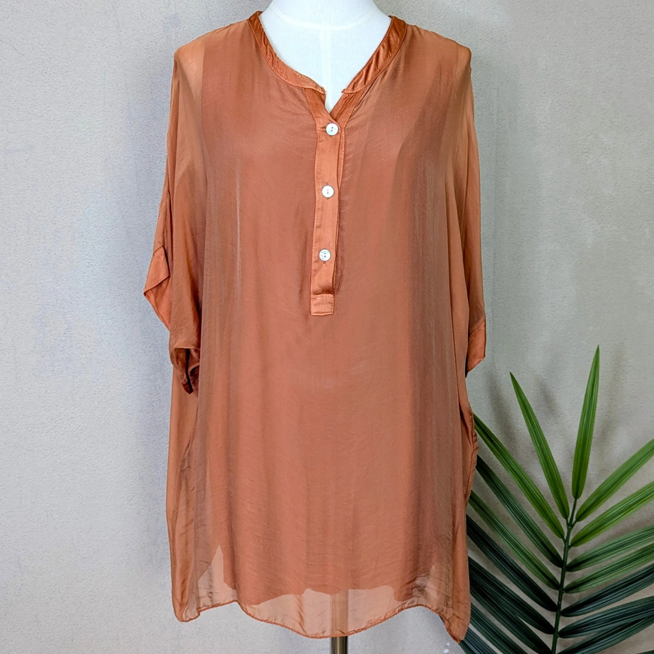 Classic silk top with mother of pearl buttons (M)