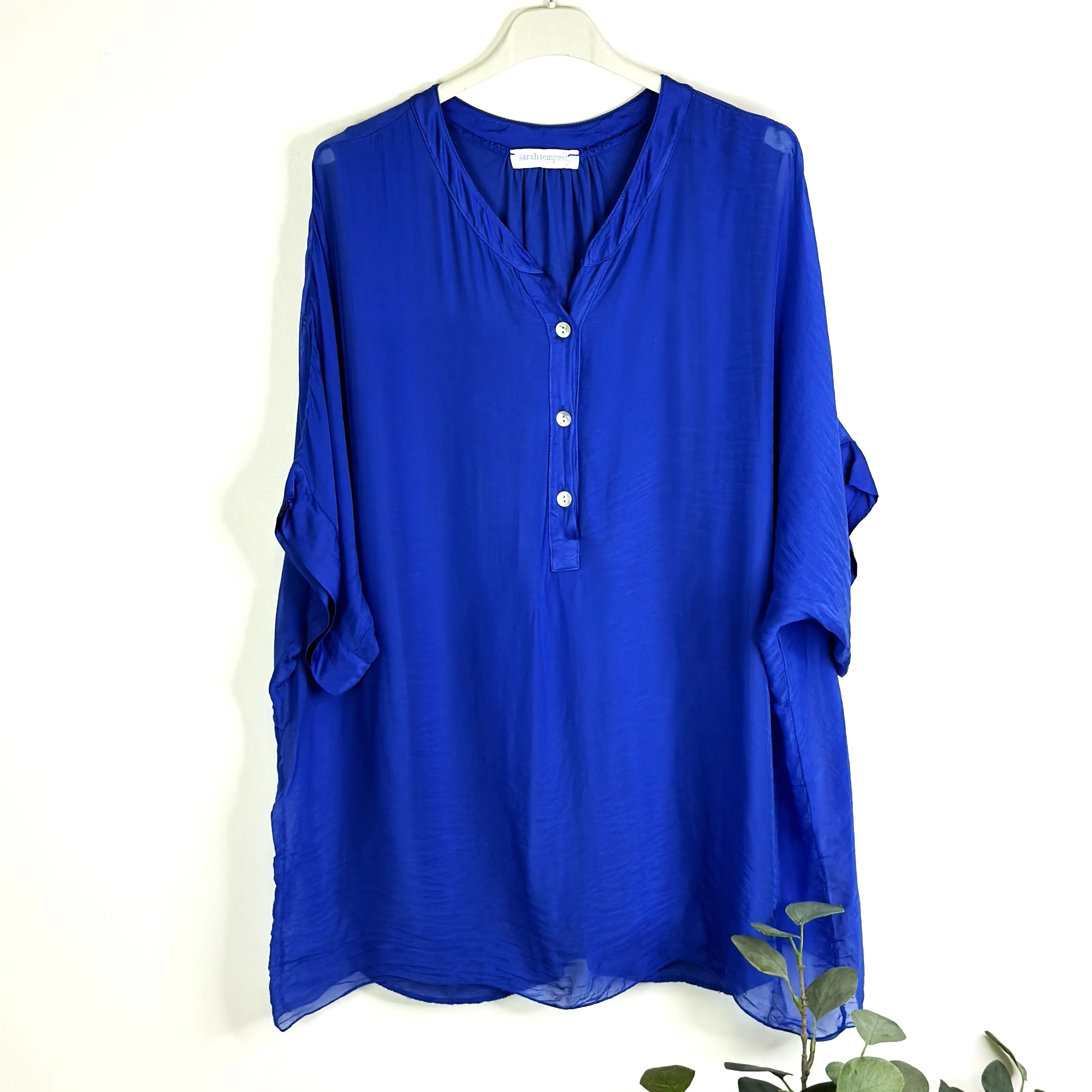 Classic silk top with mother of pearl buttons (M)