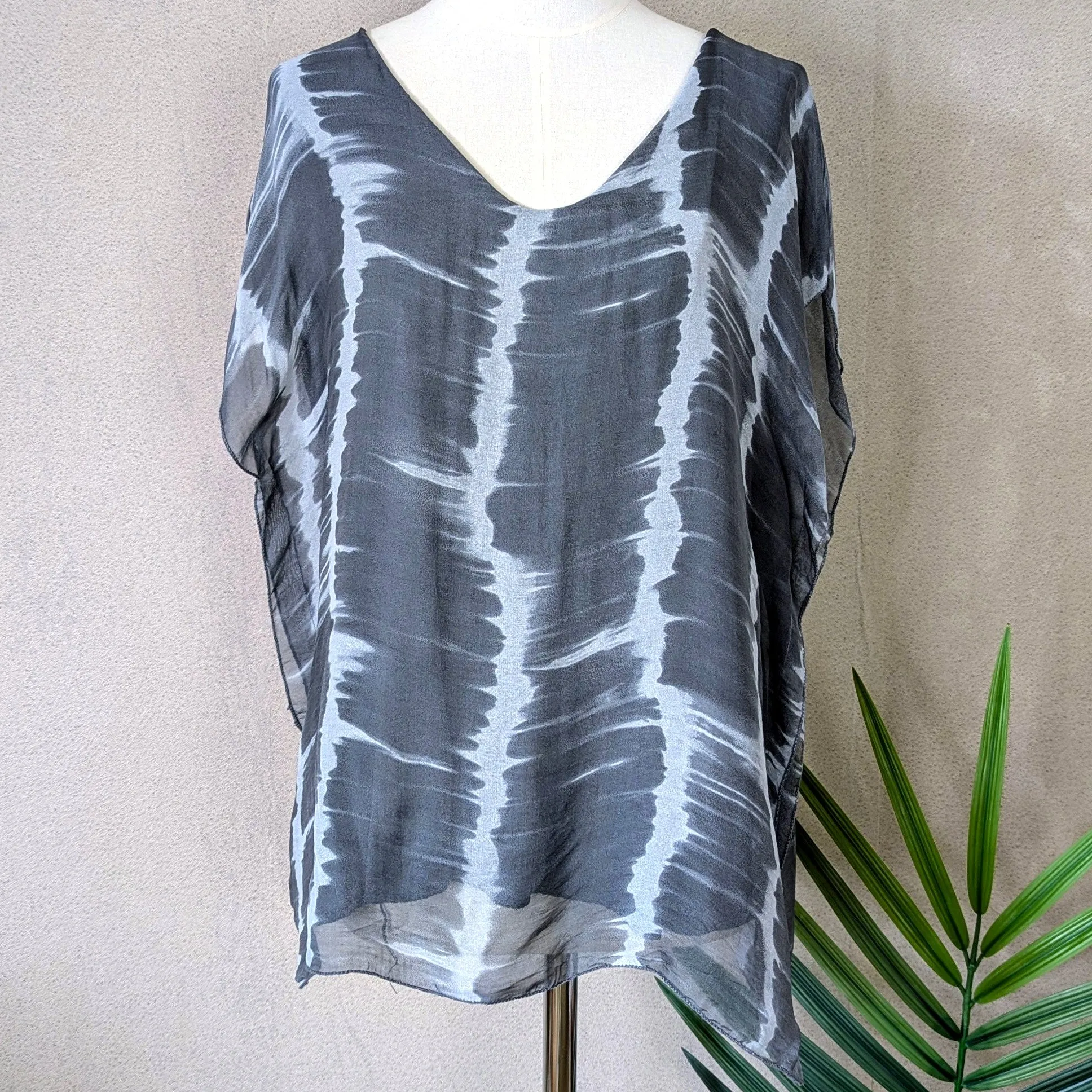Elegant boxy top with stylish tie dye print (M)